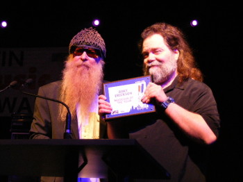 Roky Erickson receiving a lifetime achievement award from ZZ Top's Billy Gibbons at the Austin Music Awards (2008).