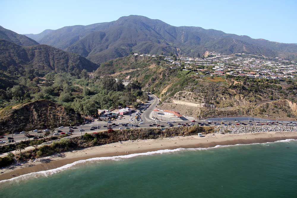 after 1969 - Junction of Topanga Canyon Road (CA 27) and Pacific Coast Highway (CA 1), near Malibu in Los Angeles County. Photo: © JCS / Wikimedia Commons / License: CC-BY-SA-3.0 / GFDL.